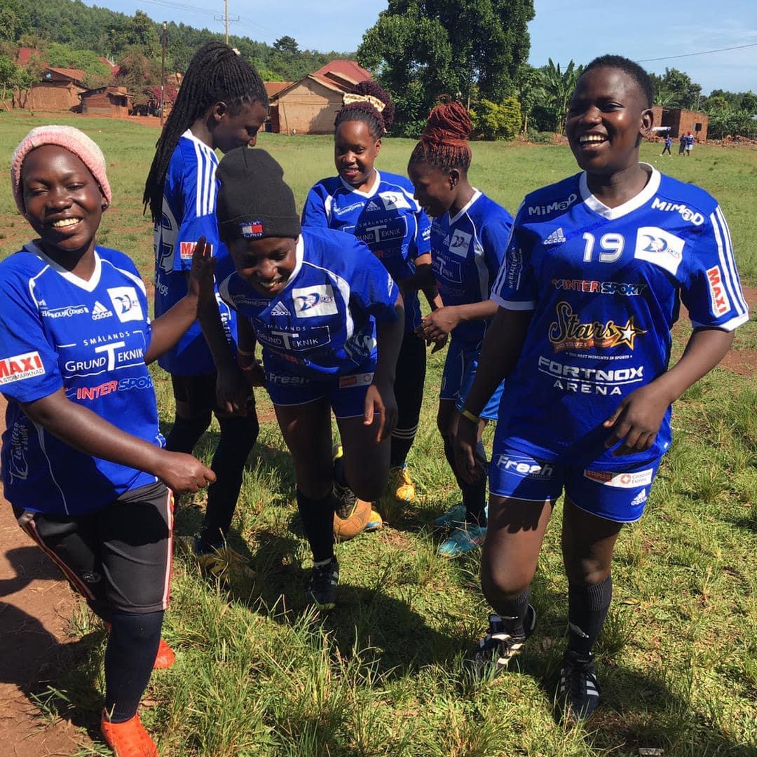 Yamba Hearts FC i tröjor från svenska klubbar