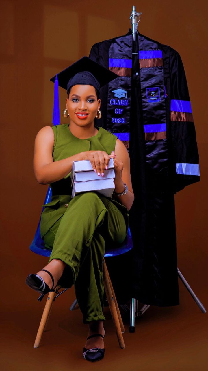 En av tjejerna i programmet vid sin lärarexamen, Class of 2026